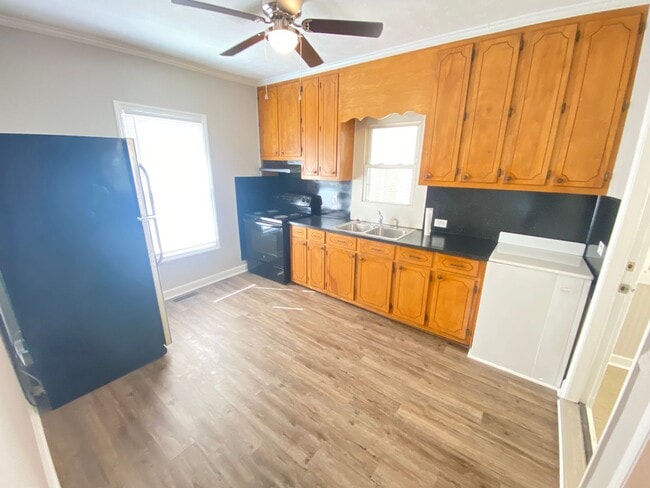 Building Photo - 2bd/1ba Renovated House near Downtown w/ Huge Fenced Backyard & 2 Carport