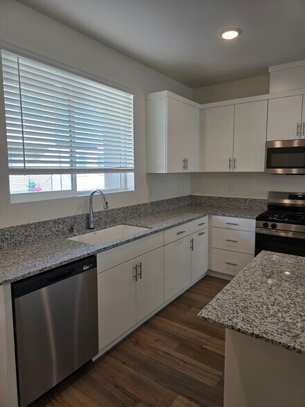 Building Photo - 5350 Seacliff Pl