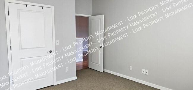 Building Photo - 863 Flynn St