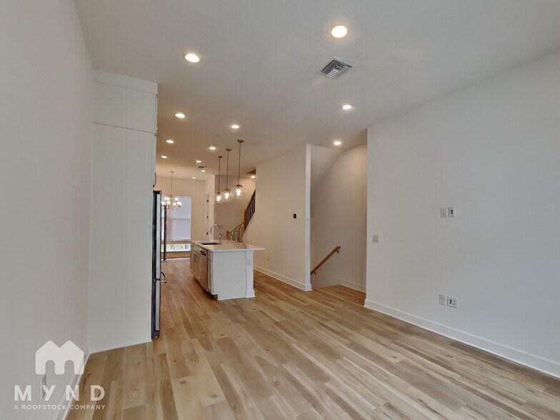 Building Photo - 2225 Valentine Aly
