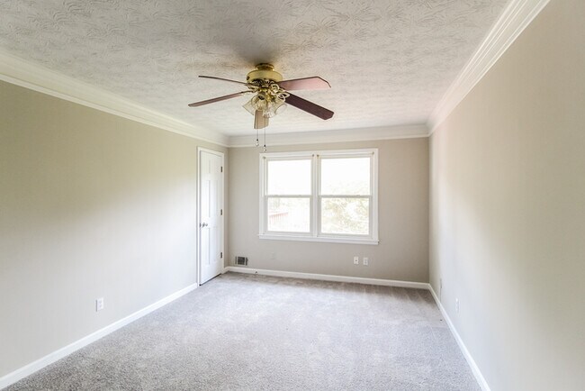 Building Photo - 4806 Castlewood Dr SW