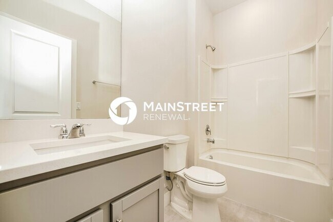 Building Photo - 4 Bedroom Pet-Friendly Home in Deland, FL with Main Street Renewal
