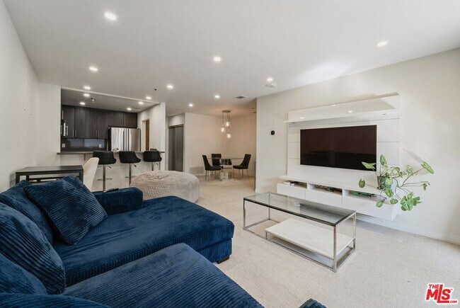 Building Photo - 121 S Hope St