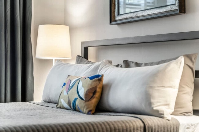 Building Photo - 1423 W Addison St