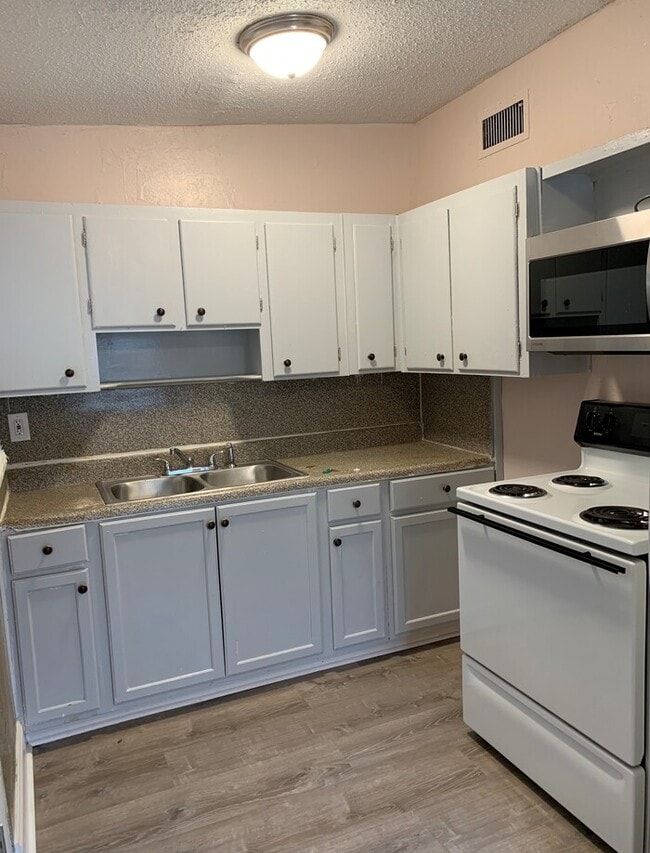 Building Photo - Spacious Backyard And Screened Porch In This Cozy 3 Bedroom Home