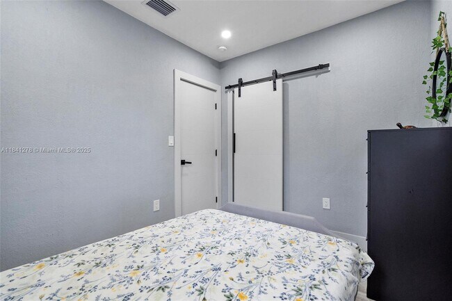 Building Photo - 102 NE 71st St