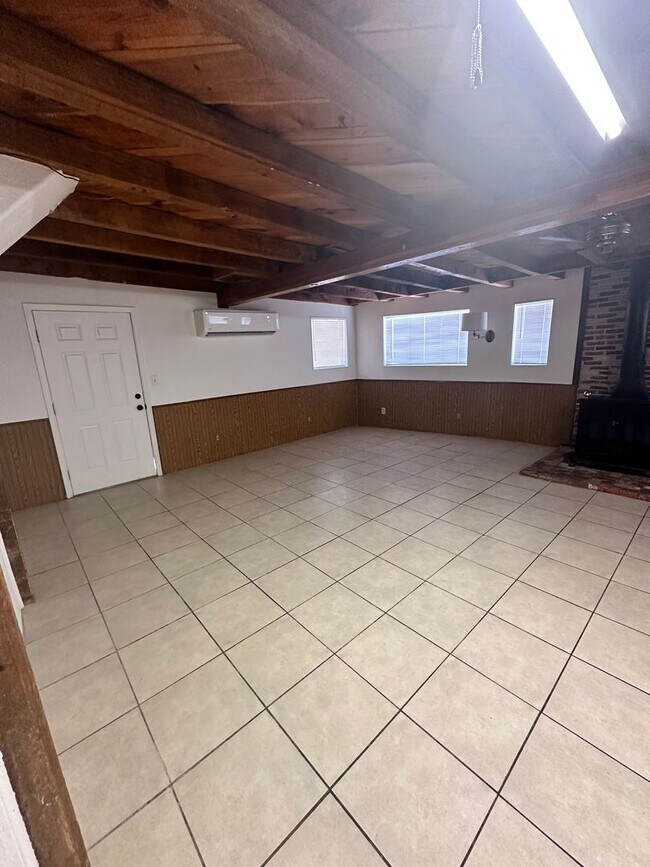 Building Photo - 4 bedroom Rental