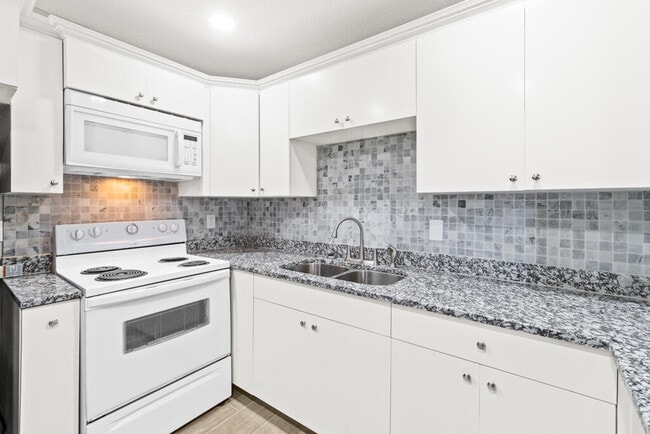 Building Photo - 6400 Edgemere Blvd