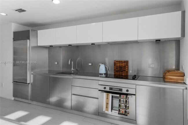 Building Photo - 1040 Biscayne Blvd