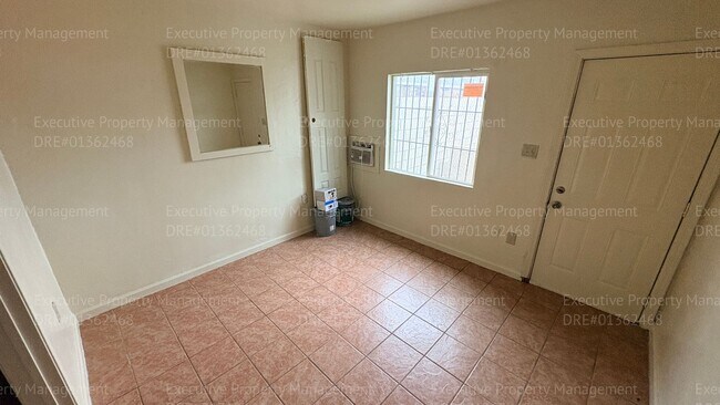 Building Photo - 105 E 8th St