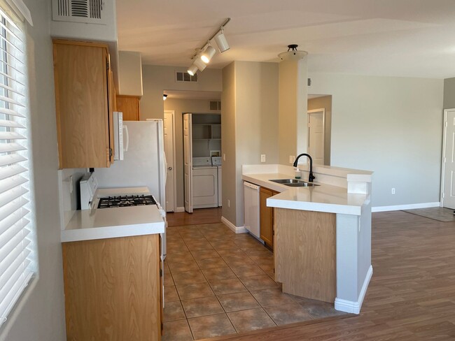 Building Photo - 2 bedroom upgraded condo in Silverado Ranch