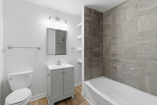 Building Photo - 920 W Ford St