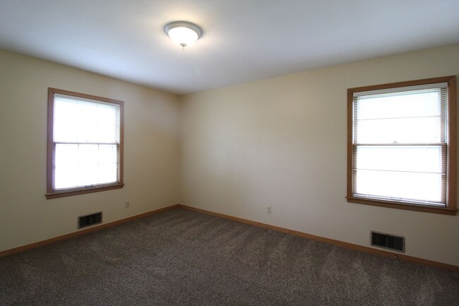 Building Photo - 3 Bedroom 2 Bath Home In Overland Park