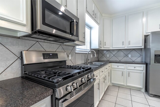 Building Photo - 1122 Ryon St