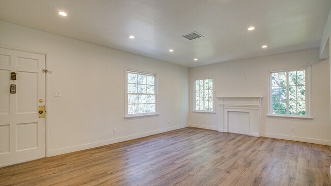 Building Photo - 6114 Saturn St