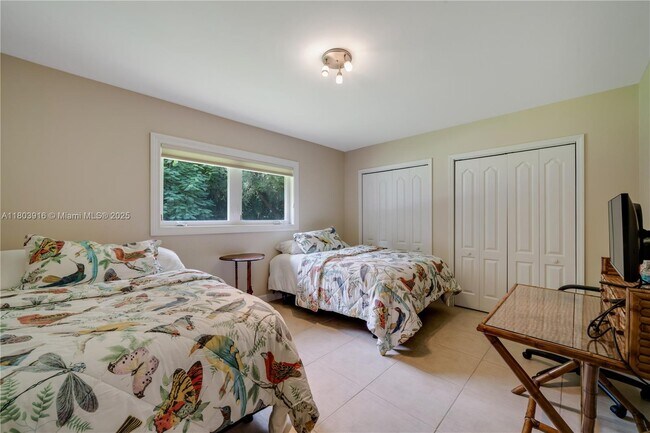 Building Photo - 7020 Almansa St