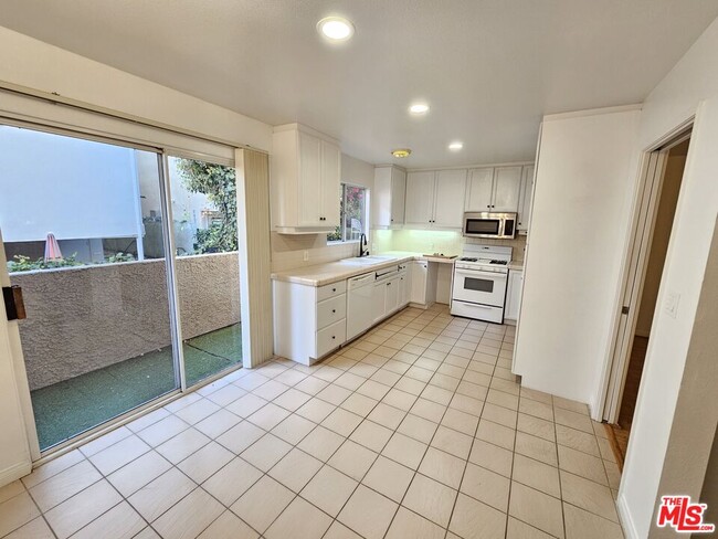 Building Photo - 1957 N Bronson Ave