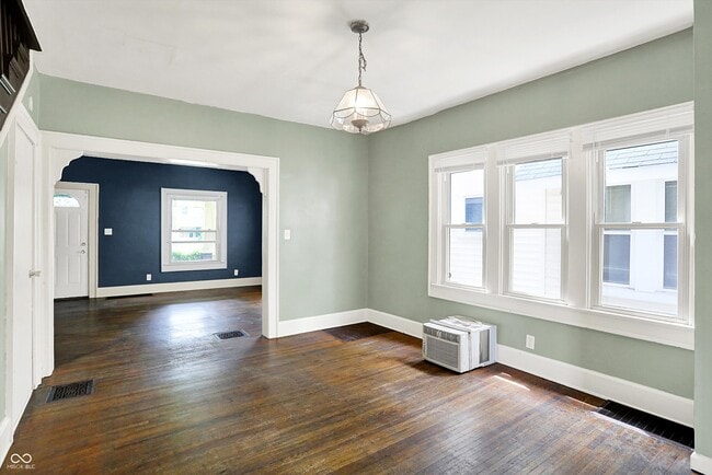 Building Photo - 626 N Riley Ave
