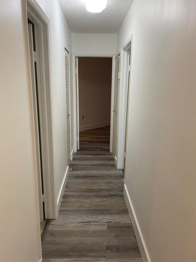 Building Photo - 660 W Park Dr