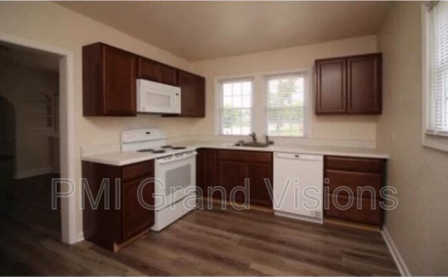 Building Photo - 1060 2nd St