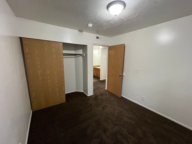 Building Photo - Cozy 3B/1 Bath Apartment in Millcreek