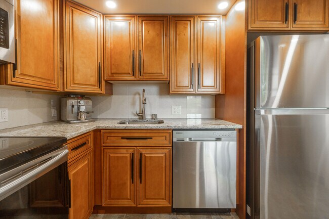 Building Photo - 3200 N Palm Aire Dr