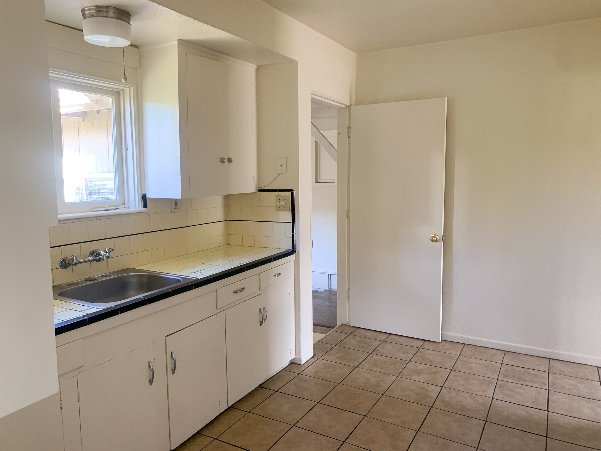 Building Photo - 832 S Maple Ave