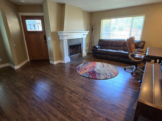 Building Photo - 3 bed 2.5 bath  Home for Rent in Grants Pass