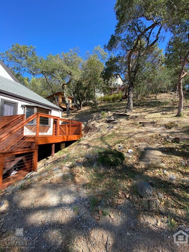 Building Photo - City Meets Serenity – Hillside 3bd/2ba Hou...