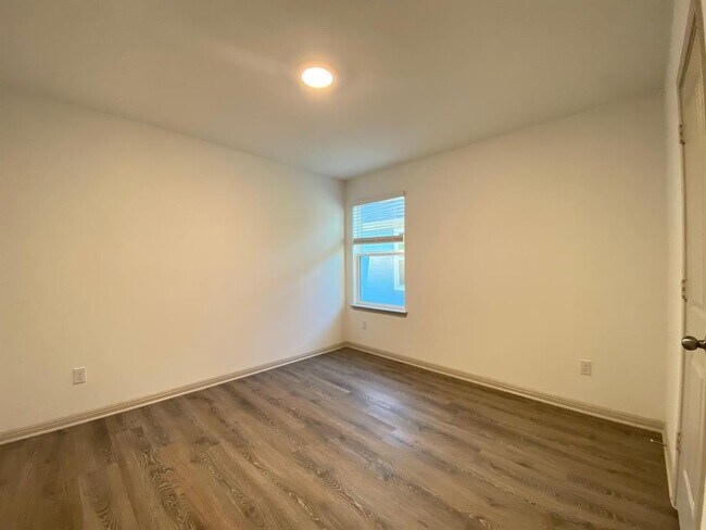 Building Photo - 112 Ft Clark Spgs Dr