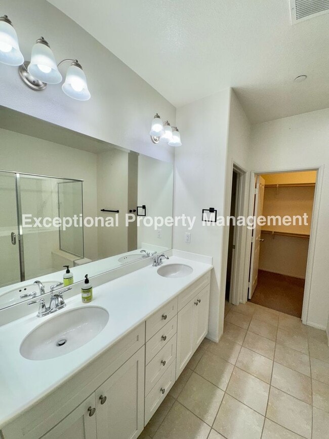 Building Photo - Great 3 bed 3 bath home