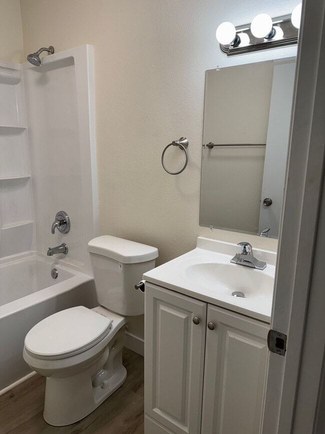 Building Photo - Fully Renovated 2 bedroom 1 Bath Condo Water/Trash/Sewer Included!!!