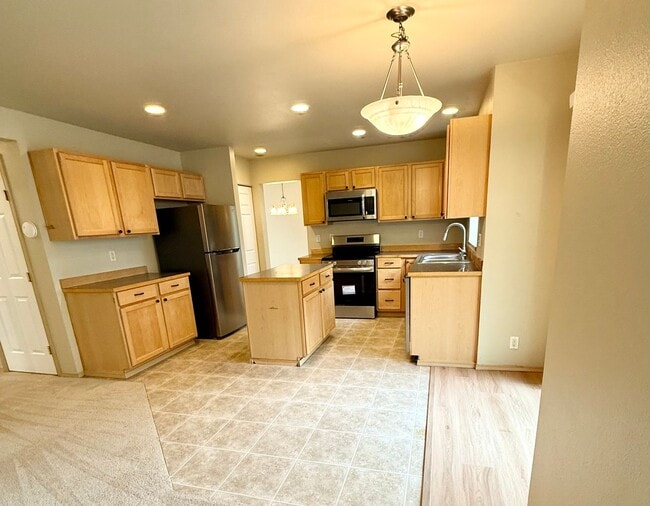 Building Photo - 5 Bedroom 2.5 Bath plus Bonus Room in East...