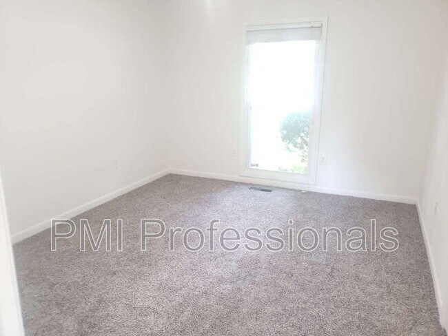 Building Photo - 2988 Parkwood Dr