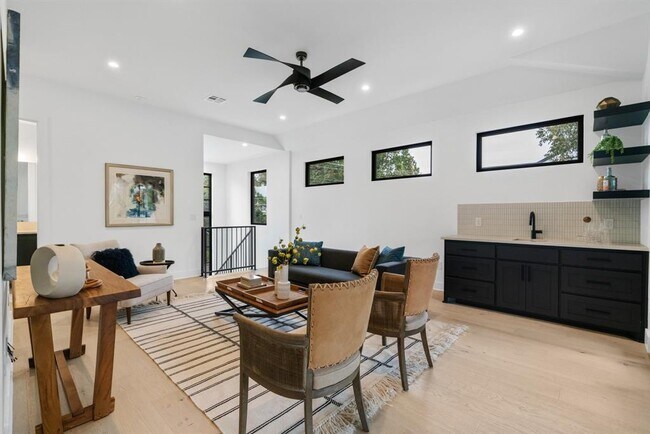 Building Photo - 603 E 47th St