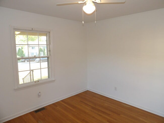 Building Photo - 837 Malabu Dr