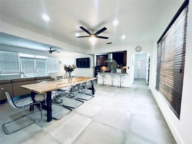 Building Photo - 10825 Peachtree Dr