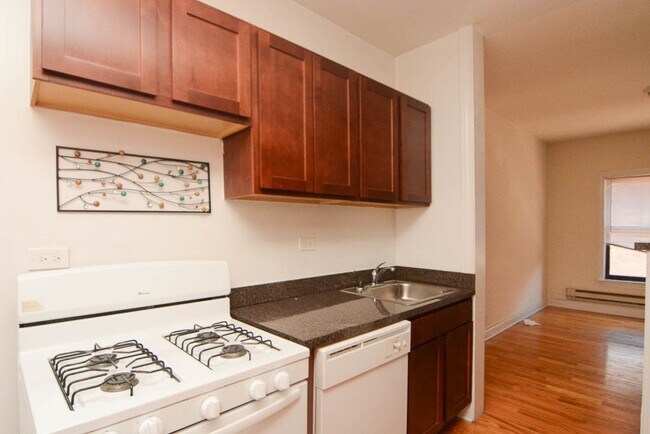 Building Photo - 824 W Waveland Ave