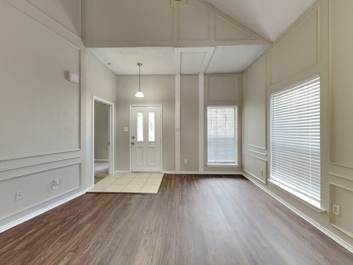 Building Photo - 104 NE Timber Ridge Dr