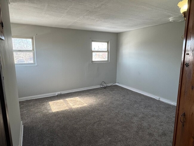 Building Photo - 2 Bedroom, 1 Bathroom House in Lancaster