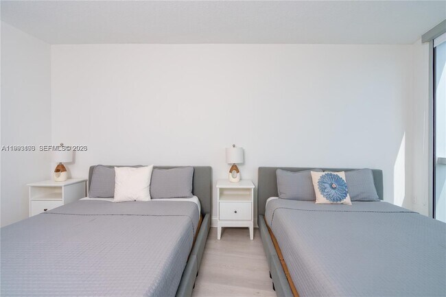 Building Photo - 1750 N Bayshore Dr