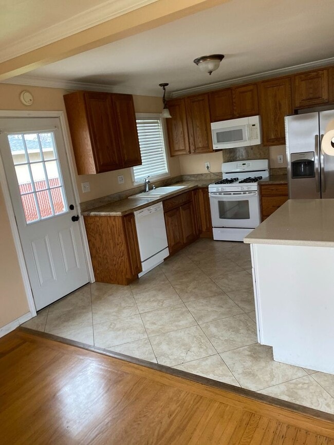 Building Photo - Coming Soon! Single family home located in...
