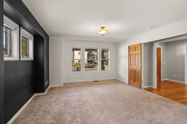 Building Photo - Spacious 3-Bedroom Home in Sought-After Valley West