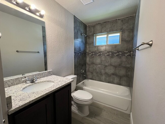 Building Photo - 3-bedroom, 2.5-bathroom townhome in Live Oak!