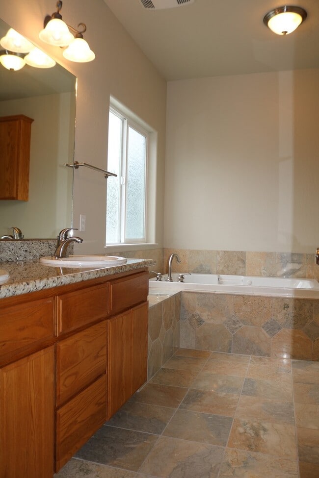 Building Photo - Gorgeous, spacious 3/2.5 with garage and office