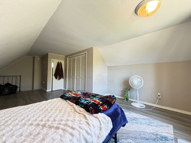 Building Photo - 2 Bedroom Home - Open August 1st!