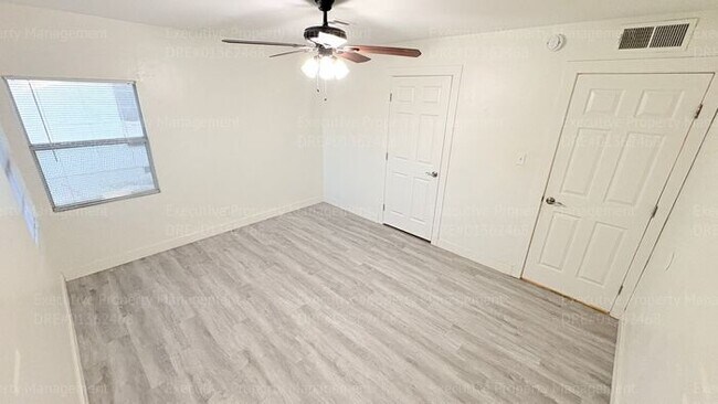 Building Photo - 3 Bedroom 2 bathroom house located near the Kern Medical Hospital, East Bakersfield High, and a s...