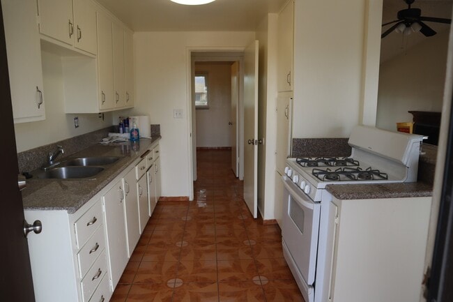 Building Photo - Apple Valley, 3 Bedroom, 2 Bathrooms, 1/2 acre property, Fully fenced