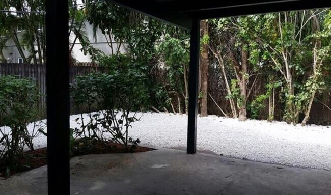 Building Photo - 615 NE 8th Ave