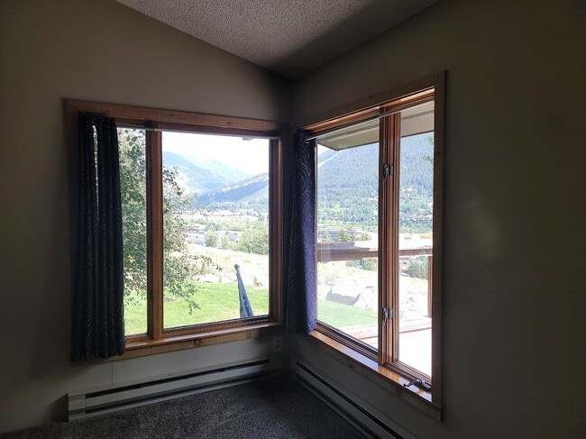 Building Photo - 1040 Budge Dr
